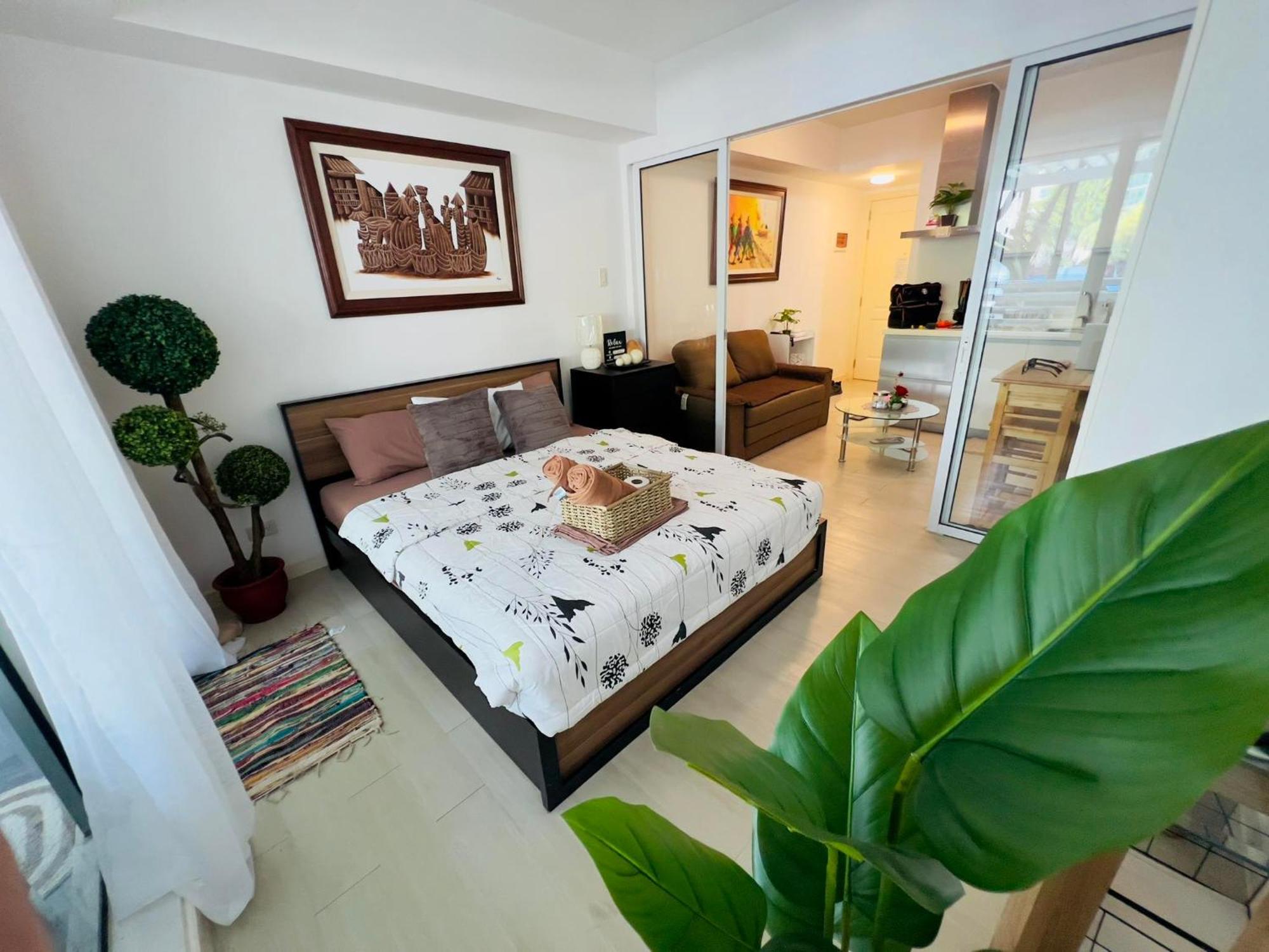 Beach Front Living In The Heart Of The City, Azure Residences Manila Bagian luar foto