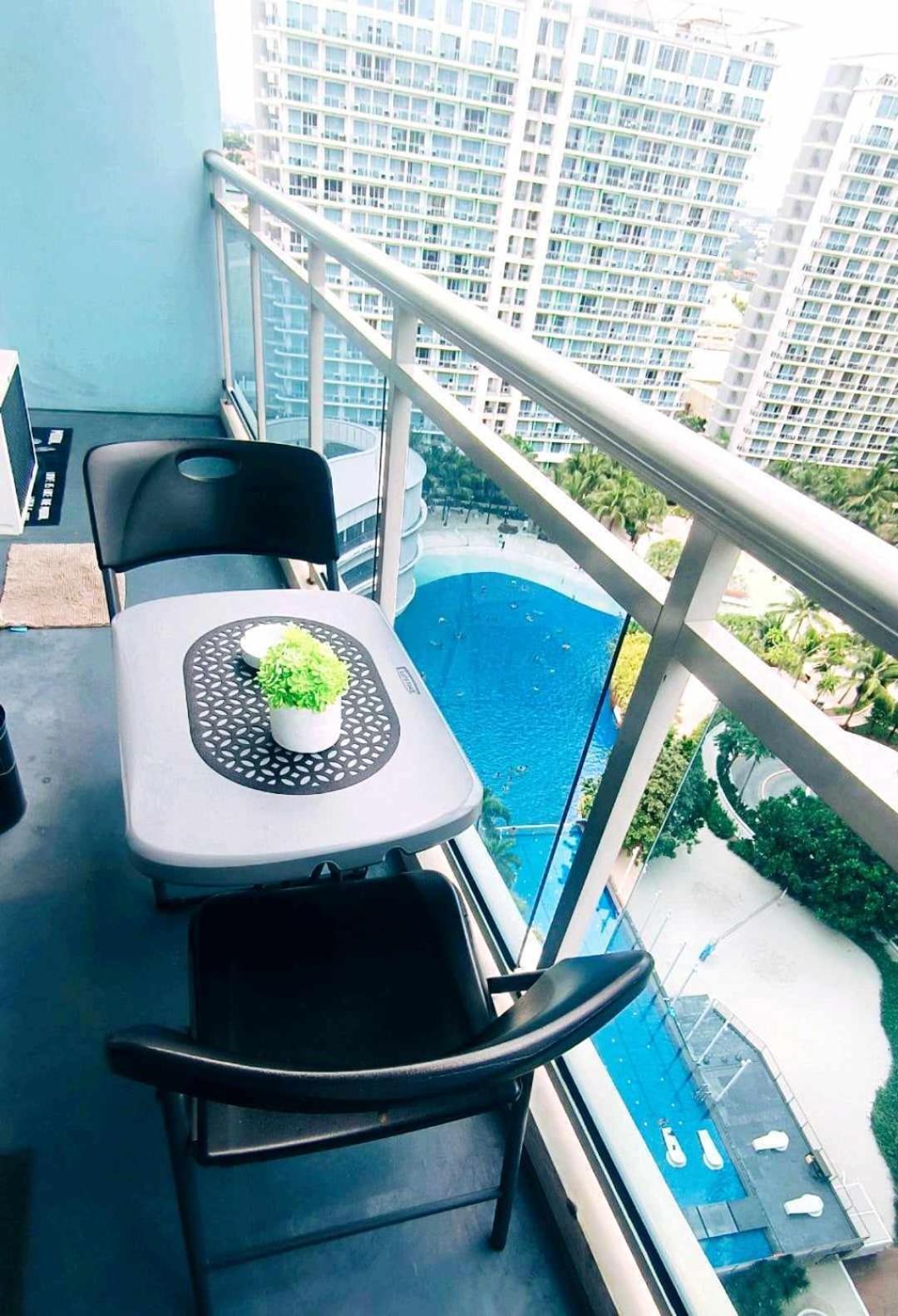 Beach Front Living In The Heart Of The City, Azure Residences Manila Bagian luar foto